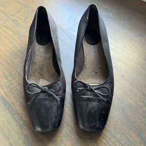 Black dress shoe with kitten heel and black bow sz 8